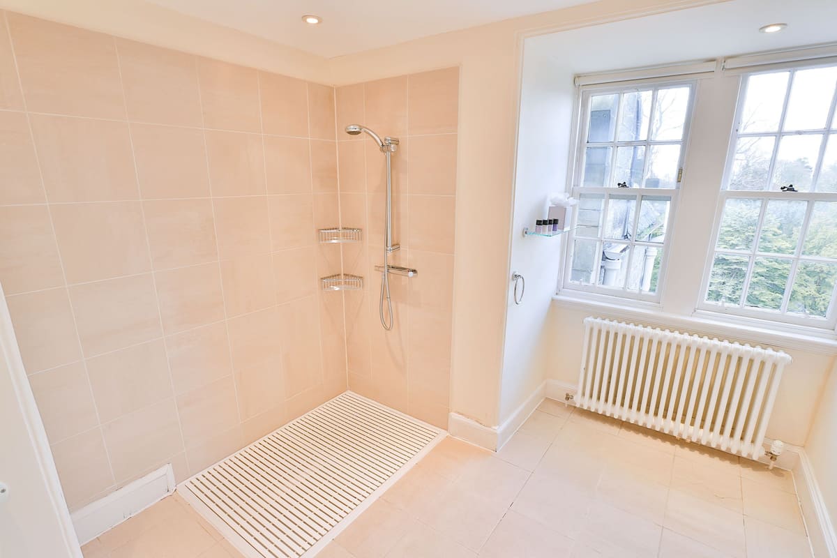 executive room | bathroom | free toiletries, hair dryer, towels