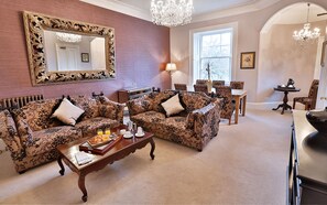 Suite reial | Sala d'estar | Televisor de pantalla plana i estació de connexió per a iPod 