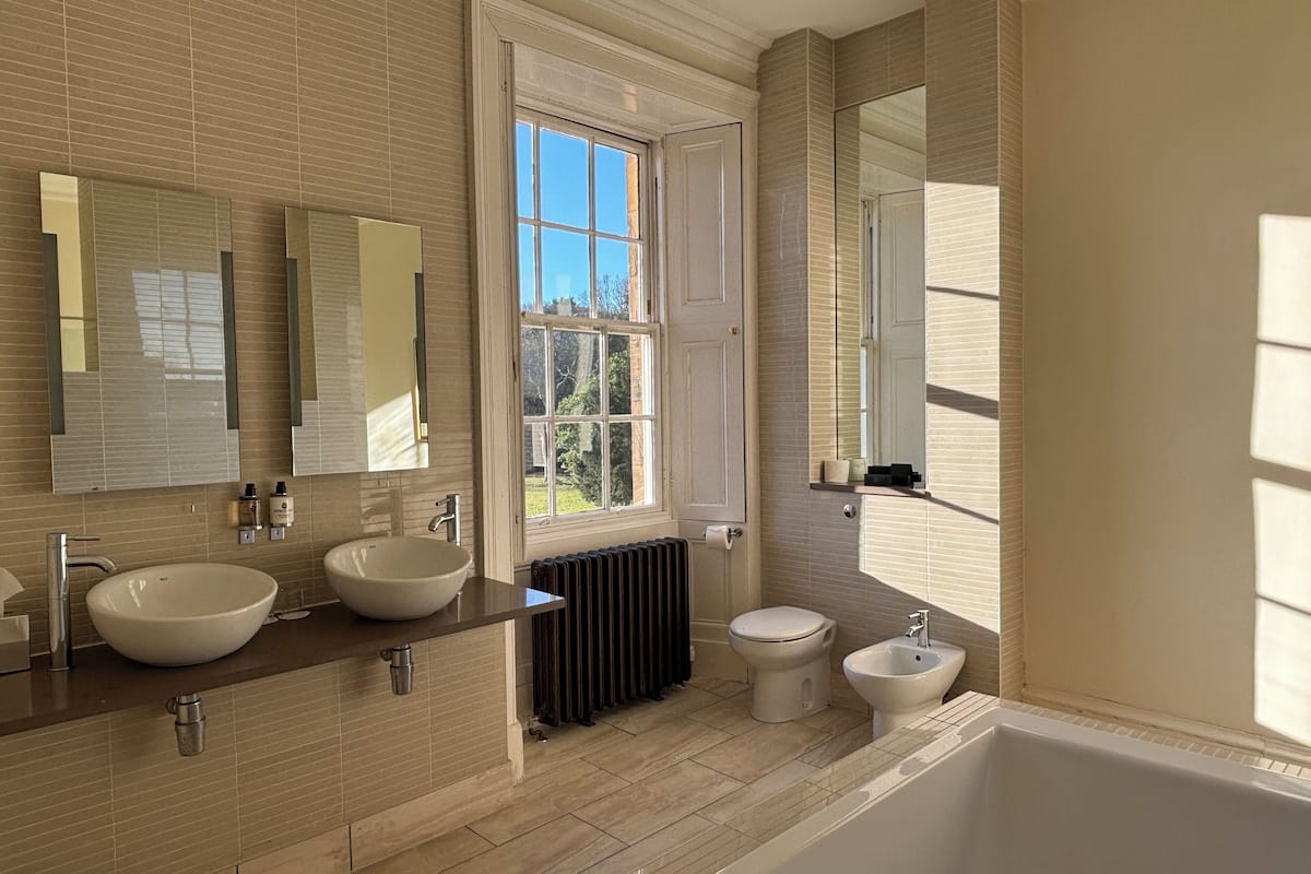 royal suite | bathroom | free toiletries, hair dryer, towels