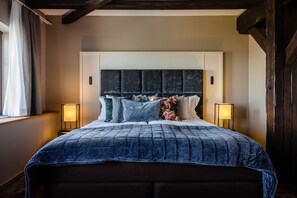 Twin Room (Main Building) | Minibar, Zimmersafe, Schreibtisch, laptopgeeigneter Arbeitsplatz