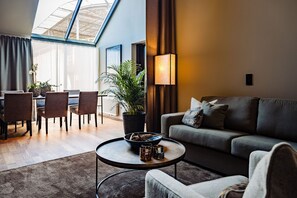 Junior Suite (Villa) | Wohnbereich | Flachbildfernseher