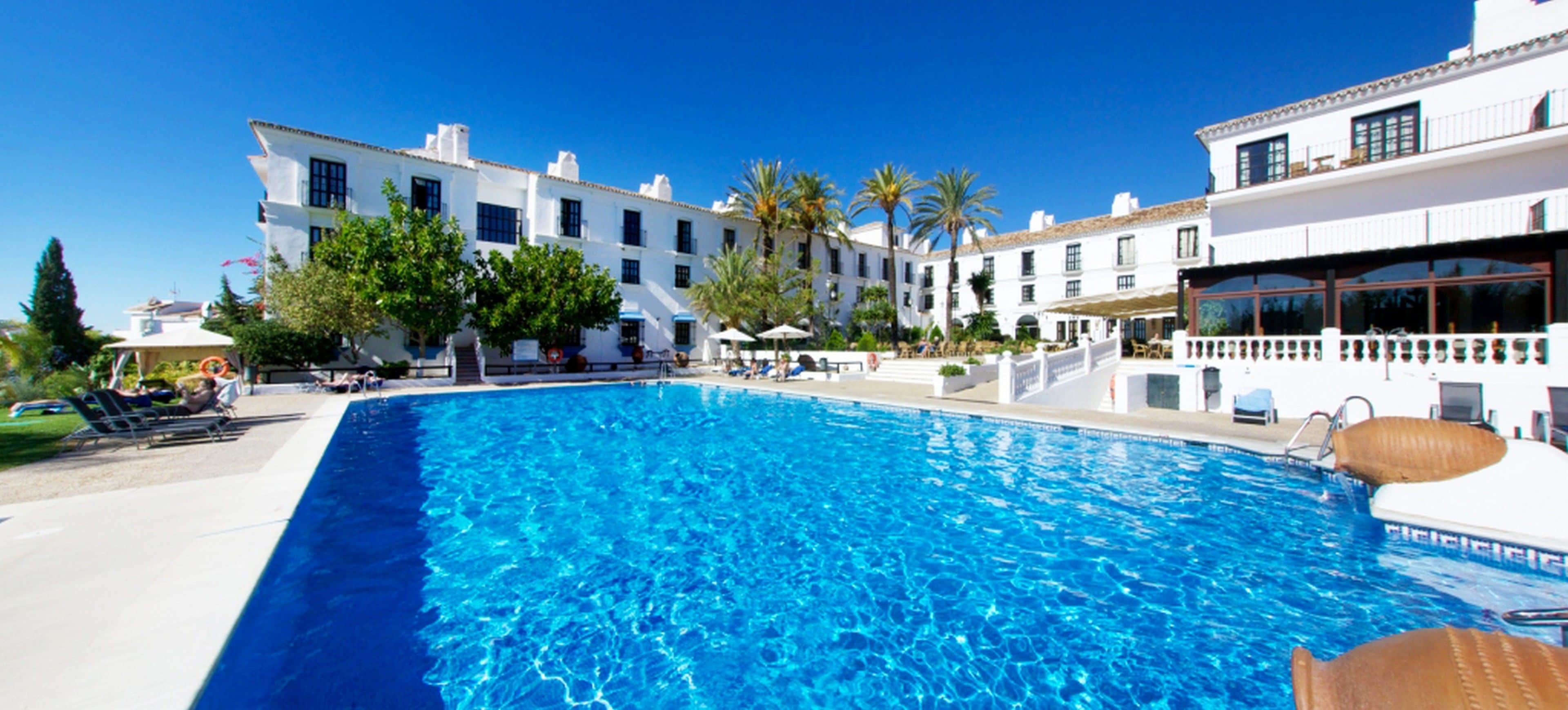 Una piscina techada, una piscina al aire libre de temporada