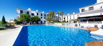 室内游泳池，季节性开放的室外游泳池，10:30 至 19:30 开放，日光浴躺椅