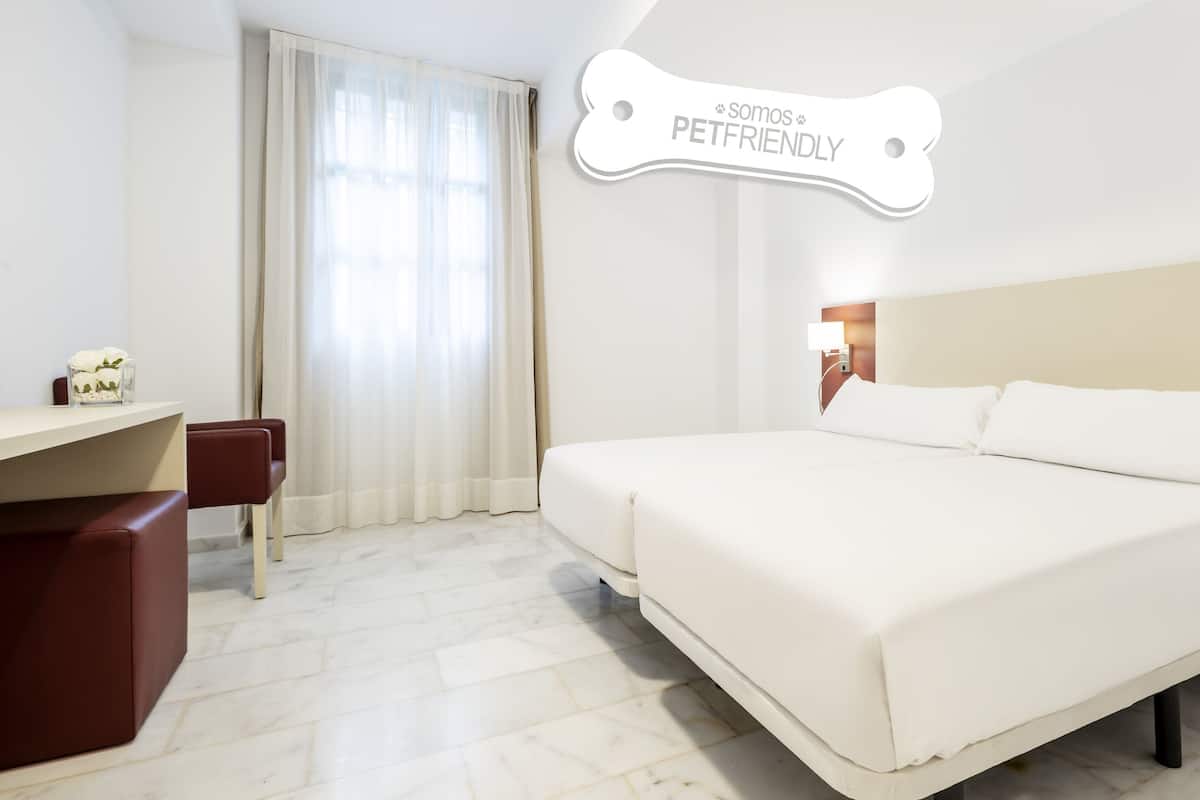 Double Room, Pet friendly | Down comforters, minibar, in-room safe, desk