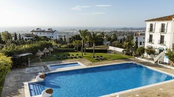 室內游泳池和季節性室外游泳池,開放時間為 10:30 至 19:30,提供日光浴躺椅