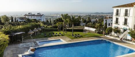 Innenpool, Außenpool (je nach Saison geöffnet), Liegestühle