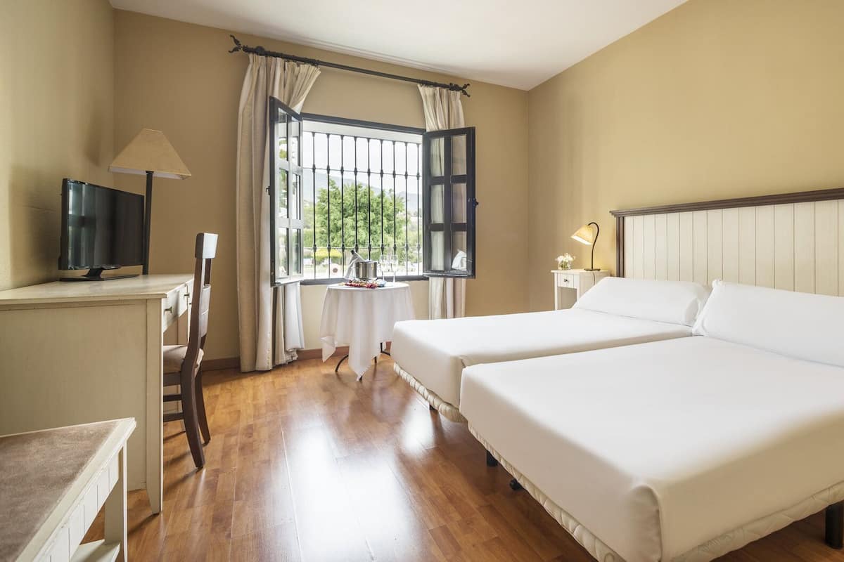 Cubrecamas, minibar, caja de seguridad en la habitación y escritorio