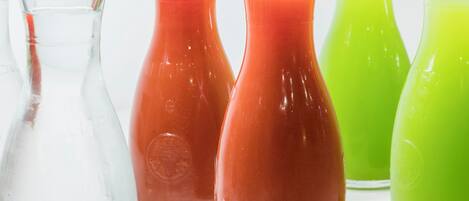 Cuatro botellas de vidrio con líquidos de colores distintos.