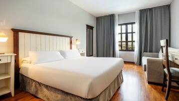 Dundyner, minibar, pengeskab på værelset, skrivebord