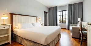 Edredón, minibar, caja de seguridad en la habitación y escritorio 