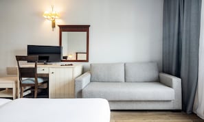 Cobrellits, minibar, caixa forta a l'habitació i escriptori 