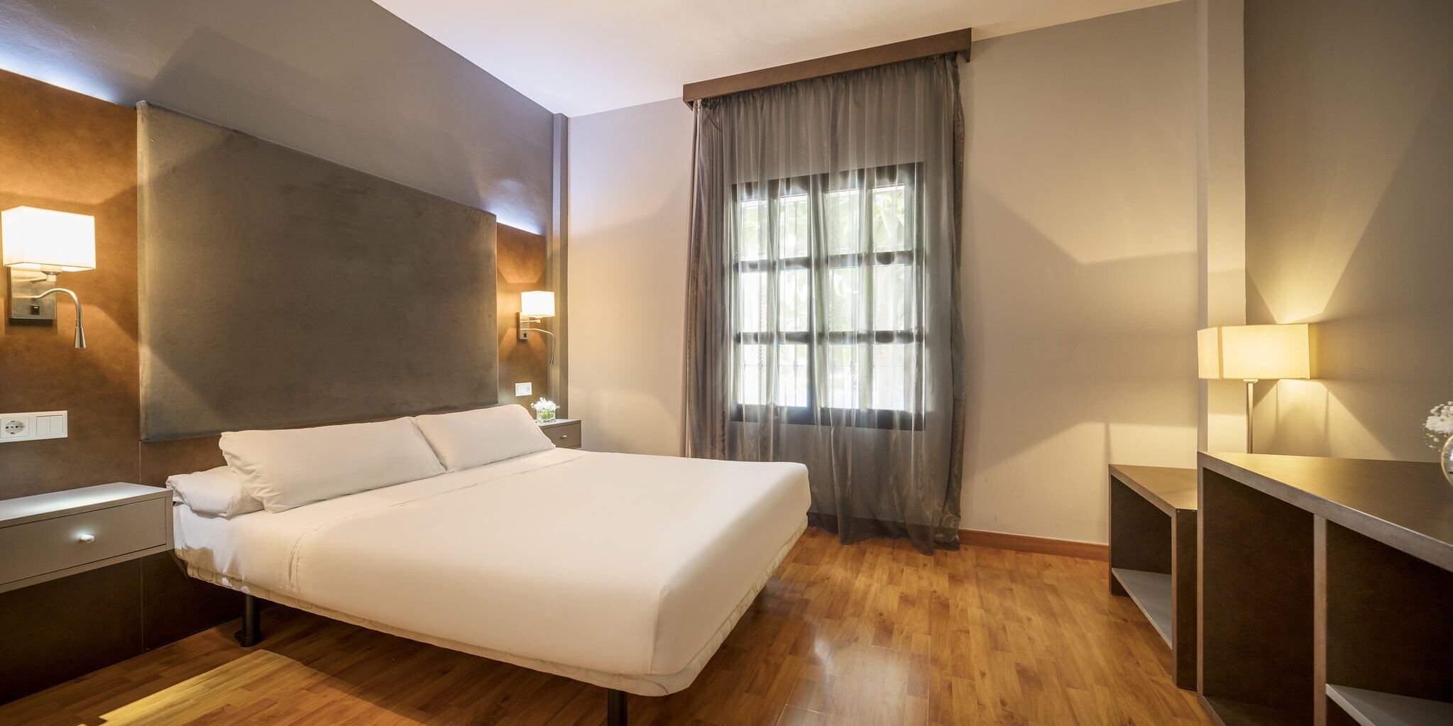 Cubrecamas, minibar, caja de seguridad en la habitación y escritorio 