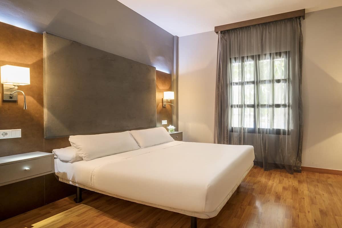 Cubrecamas, minibar, caja de seguridad en la habitación y escritorio