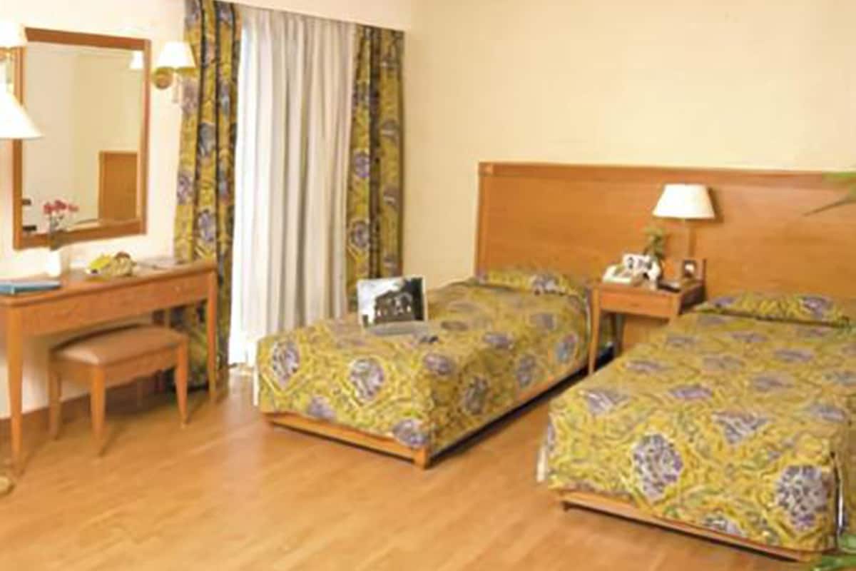 superior room | minibar, rollaway beds