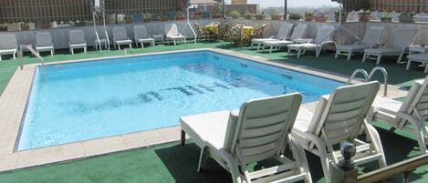 Una piscina cubierta, una piscina al aire libre