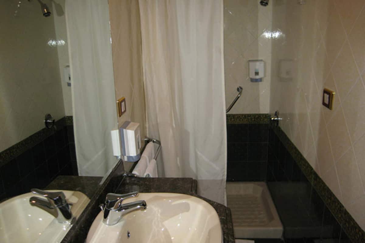superior room, river view | bathroom | free toiletries, bathrobes