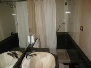 Habitación superior, vistas al río | Baño | Artículos de higiene personal gratuitos y albornoces