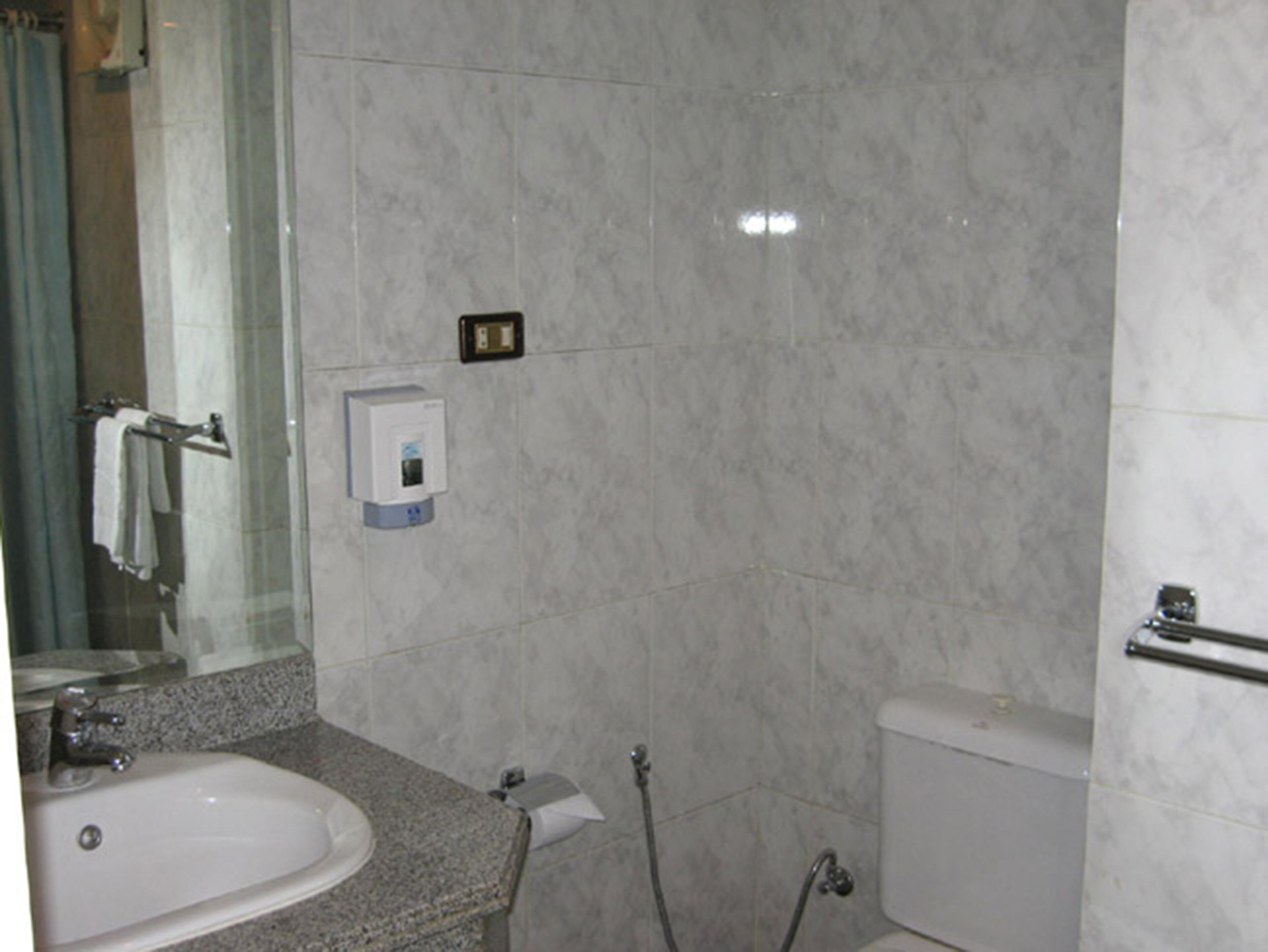 standard room, pool view | bathroom | free toiletries, bathrobes