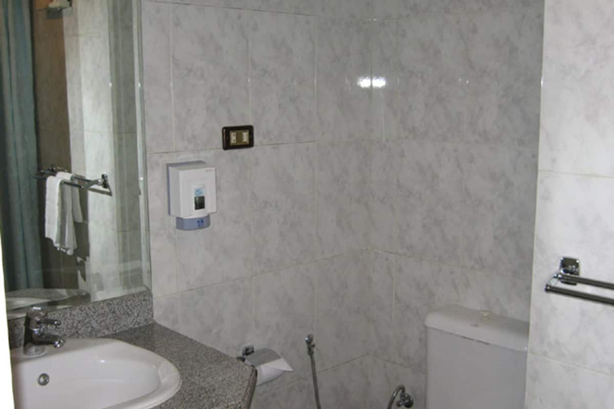 standard room, pool view | bathroom | free toiletries, bathrobes