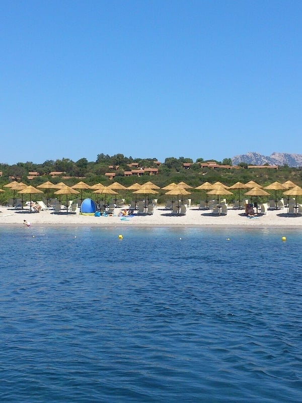 Playa privada, playa de arena blanca, camastros y sombrillas
