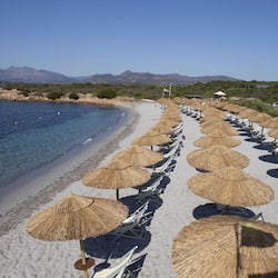 Playa privada, playa de arena blanca, camastros y sombrillas