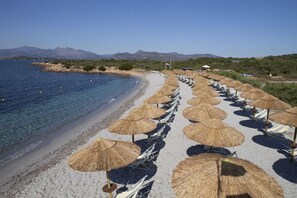 Private beach, white sand, sun-loungers, beach umbrellas - Residence Baia Salinedda (San Teodoro)