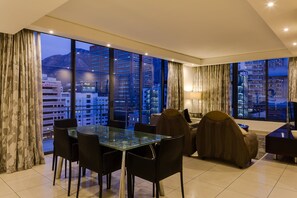 Hypo-allergenic bedding, in-room safe, desk, blackout curtains - Protea Hotel by Marriott Cape Town North Wharf (Cape Town)