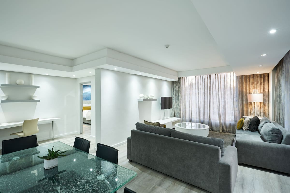 Suite, 3 Bedrooms, Non Smoking, City View | Living area