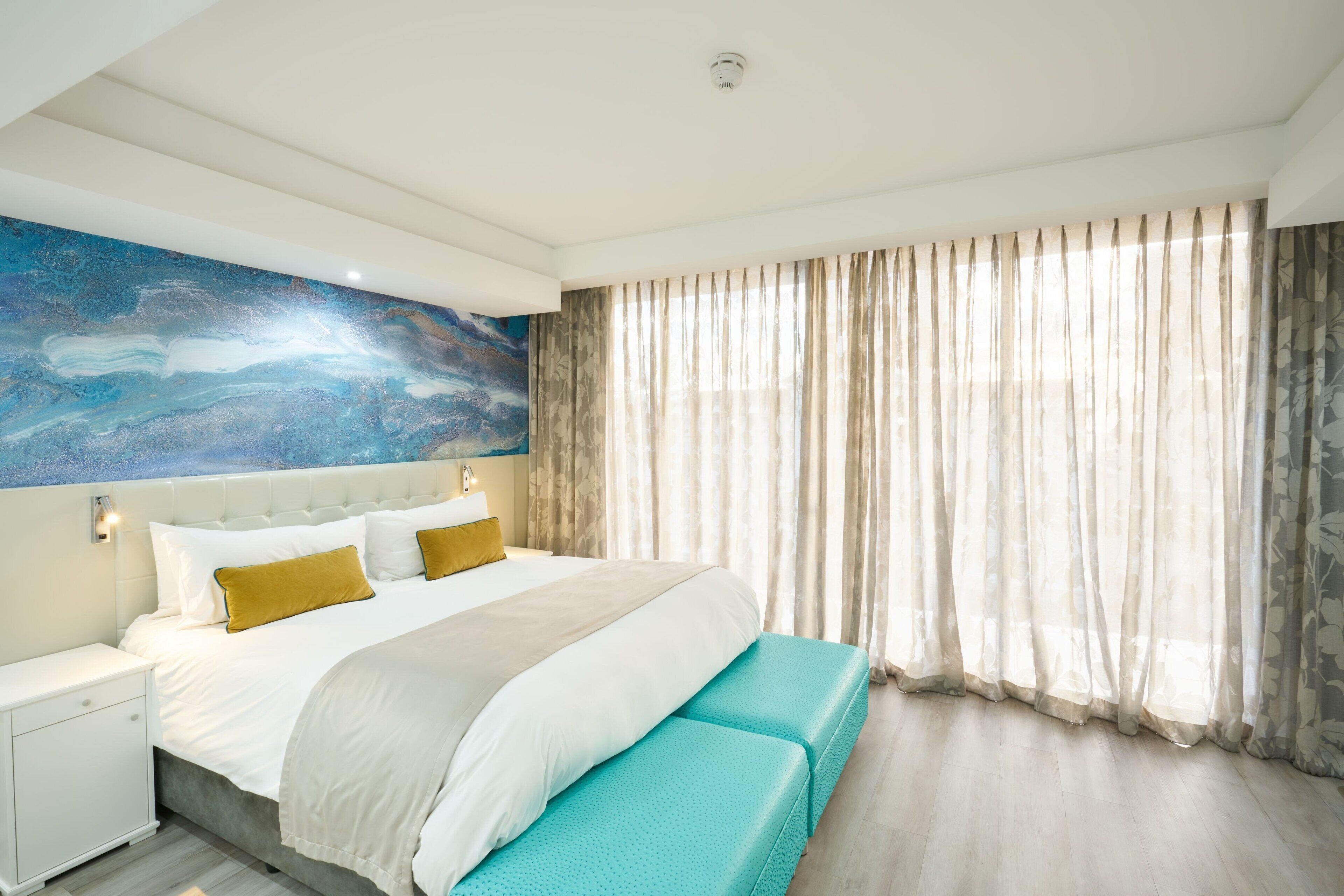 Ropa de cama hipoalergénica y caja de seguridad en la habitación 