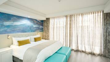 Ropa de cama hipoalergénica y caja de seguridad en la habitación