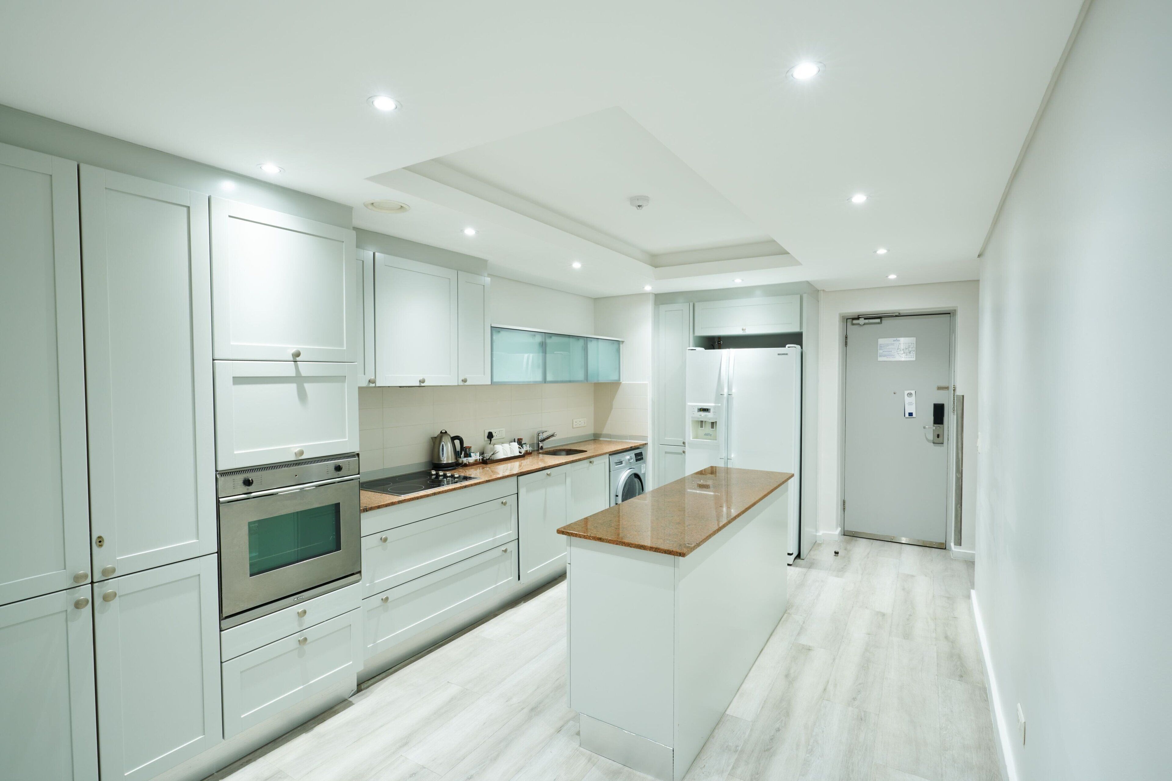 full-sized fridge, microwave, oven, stovetop