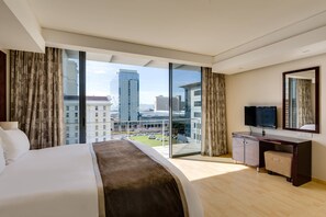 Hypo-allergenic bedding, in-room safe, desk, blackout curtains - Protea Hotel by Marriott Cape Town North Wharf (Cape Town)