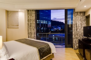 Hypo-allergenic bedding, in-room safe, desk, blackout curtains - Protea Hotel by Marriott Cape Town North Wharf (Cape Town)