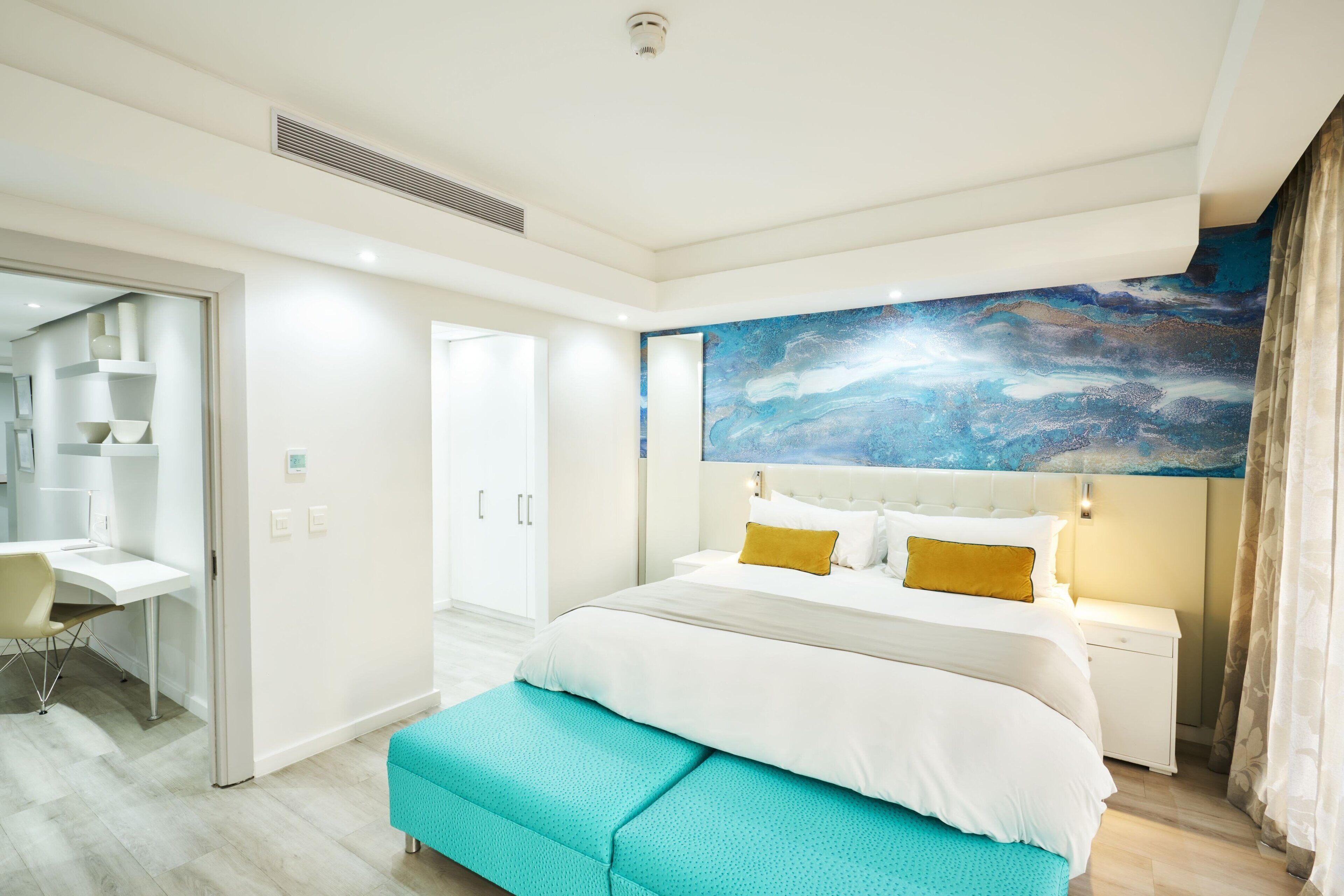 Bộ đồ giường kháng dị ứng, két bảo mật tại phòng, bàn, màn/rèm cản sáng 