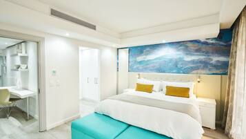 Hypo-allergenic bedding, in-room safe, desk, blackout curtains