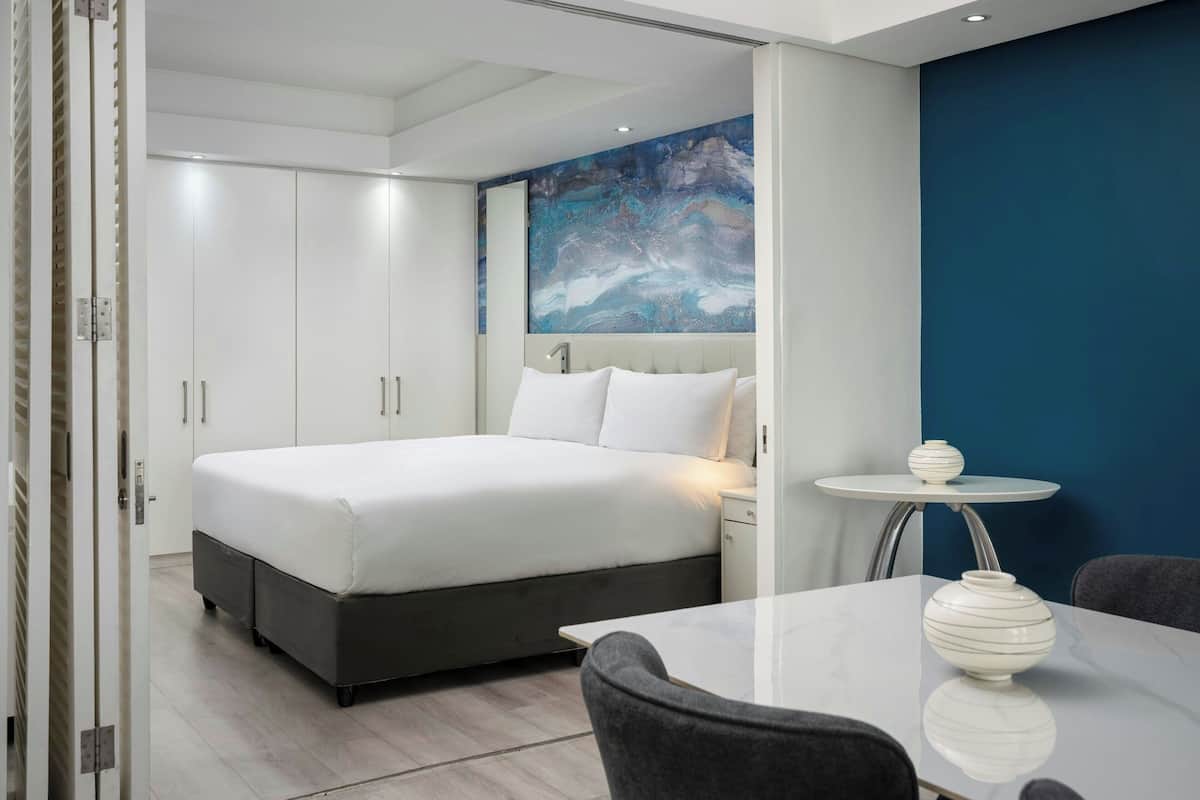 Roupas de cama antialérgicas, cofres nos quartos, escrivaninha