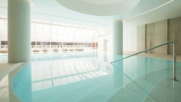 Utendørsbasseng, bassengparasoller og solsenger