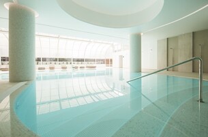 Outdoor pool, pool umbrellas, sun loungers
