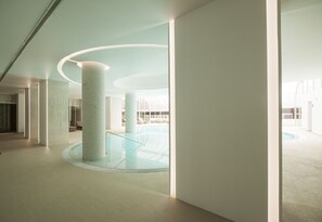 Udendørs pool, parasoller, liggestole