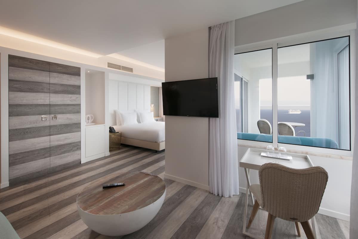 minibar, in-room safe, blackout curtains, soundproofing