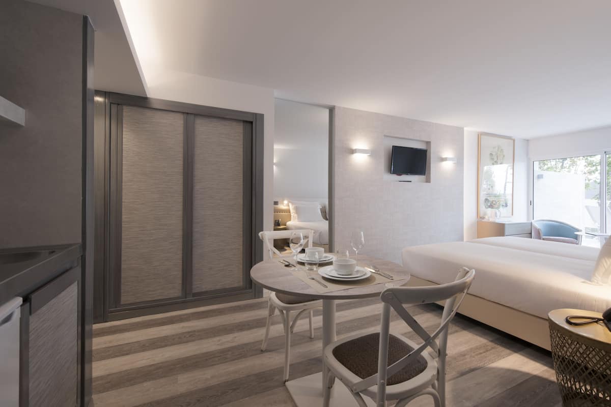 minibar, in-room safe, blackout curtains, soundproofing