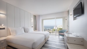 Een moderne hotelkamer met een groot bed, een bureau, een stoel en een televisie.