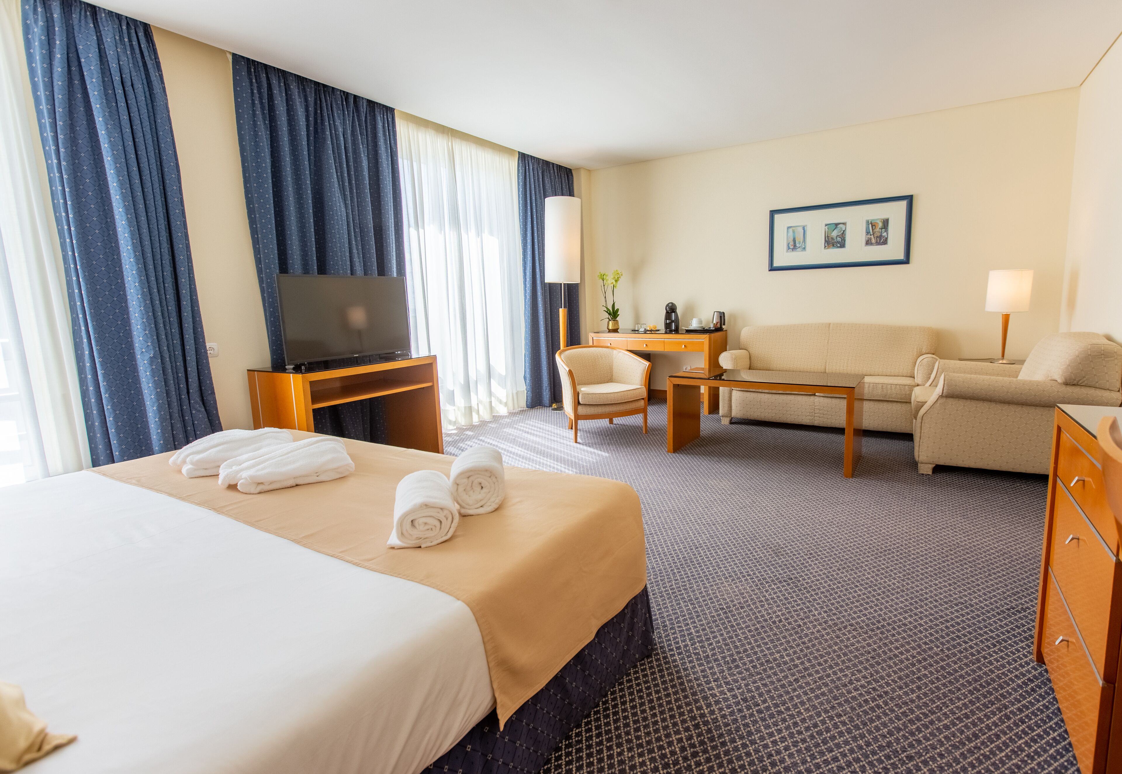 junior suite | minibar, in-room safe, desk, blackout curtains