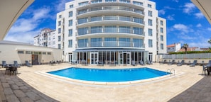 Outdoor pool, sun loungers - MS Vila Nova (Ponta Delgada)