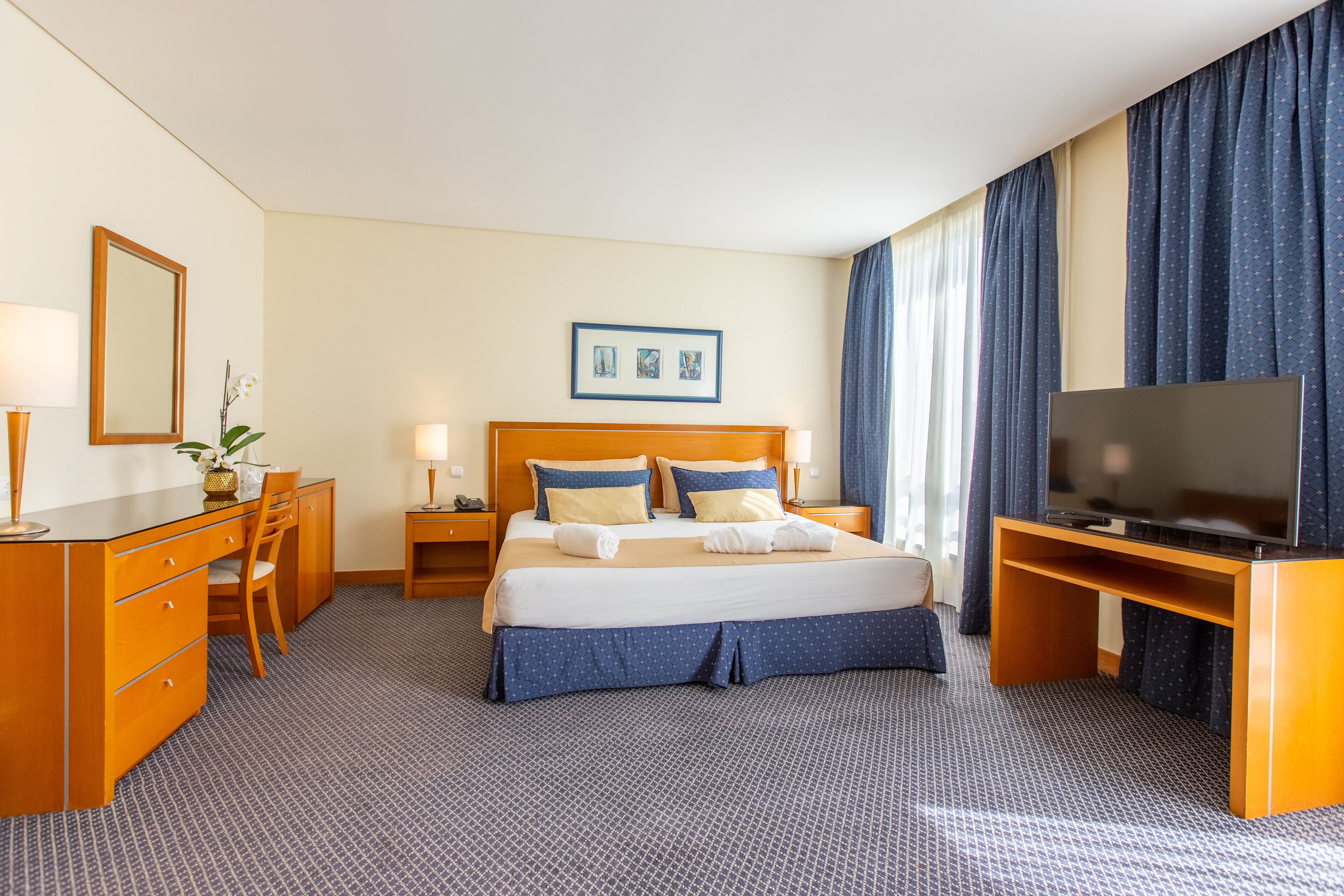 Suite junior | Minibar, caja fuerte, escritorio y cortinas opacas