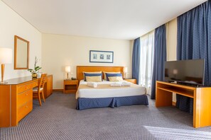 Suite – junior | Minibar, safe på rommet, skrivebord og blendingsgardiner