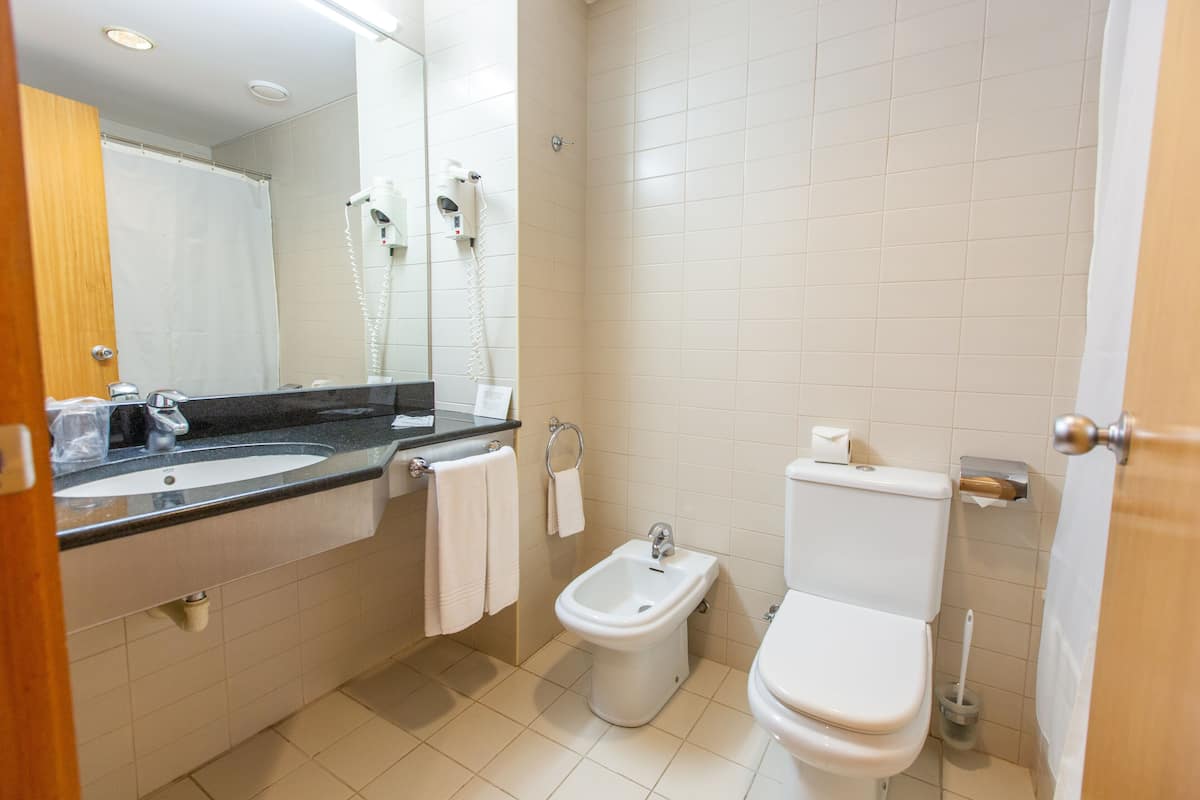 Badezimmer | Badewanne, Haartrockner, Bidet, Handtücher