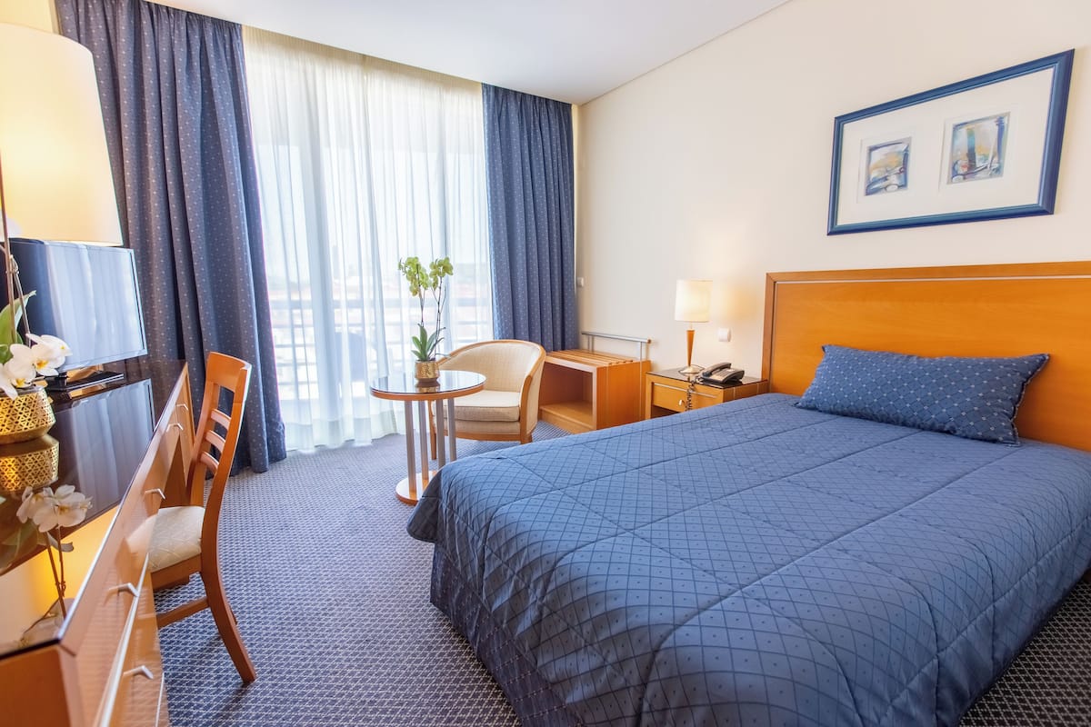 Minibar, Zimmersafe, Schreibtisch, Verdunkelungsvorhänge