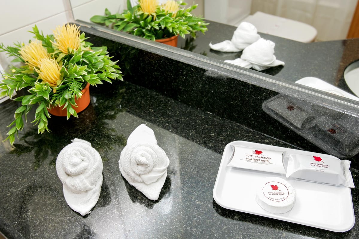 Badezimmer | Badewanne, Haartrockner, Bidet, Handtücher