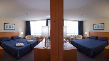 Camera doppia (Communicating Rooms) | Minibar, cassaforte in camera, una scrivania, tende oscuranti